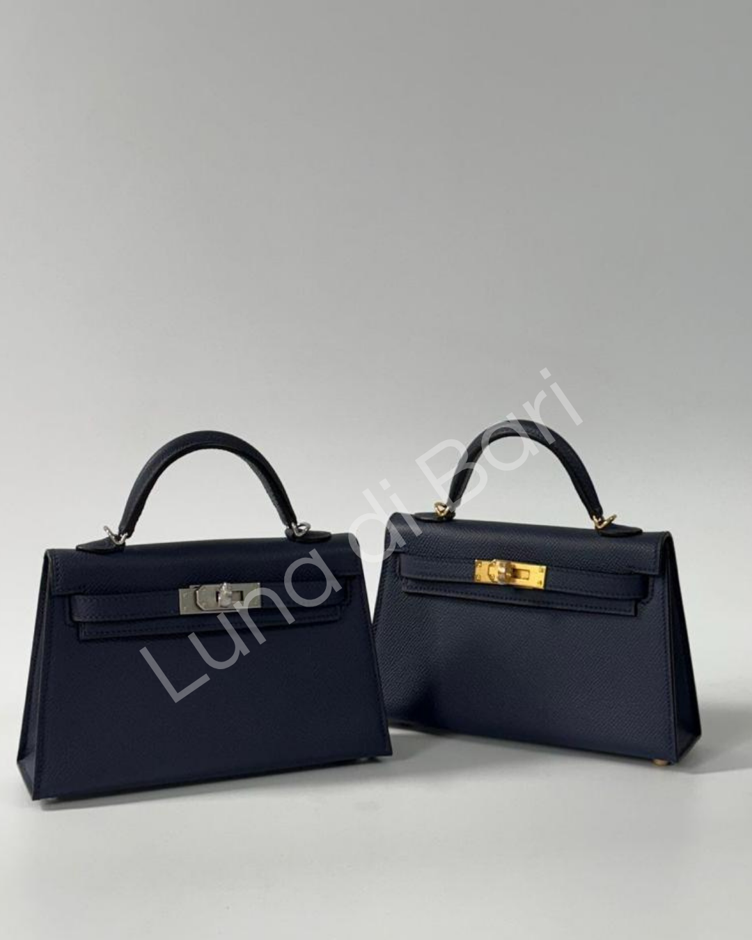 Bolsa Hermès Mini Kelly 20 preta em couro Epsom com ferragens douradas e alça de ombro.