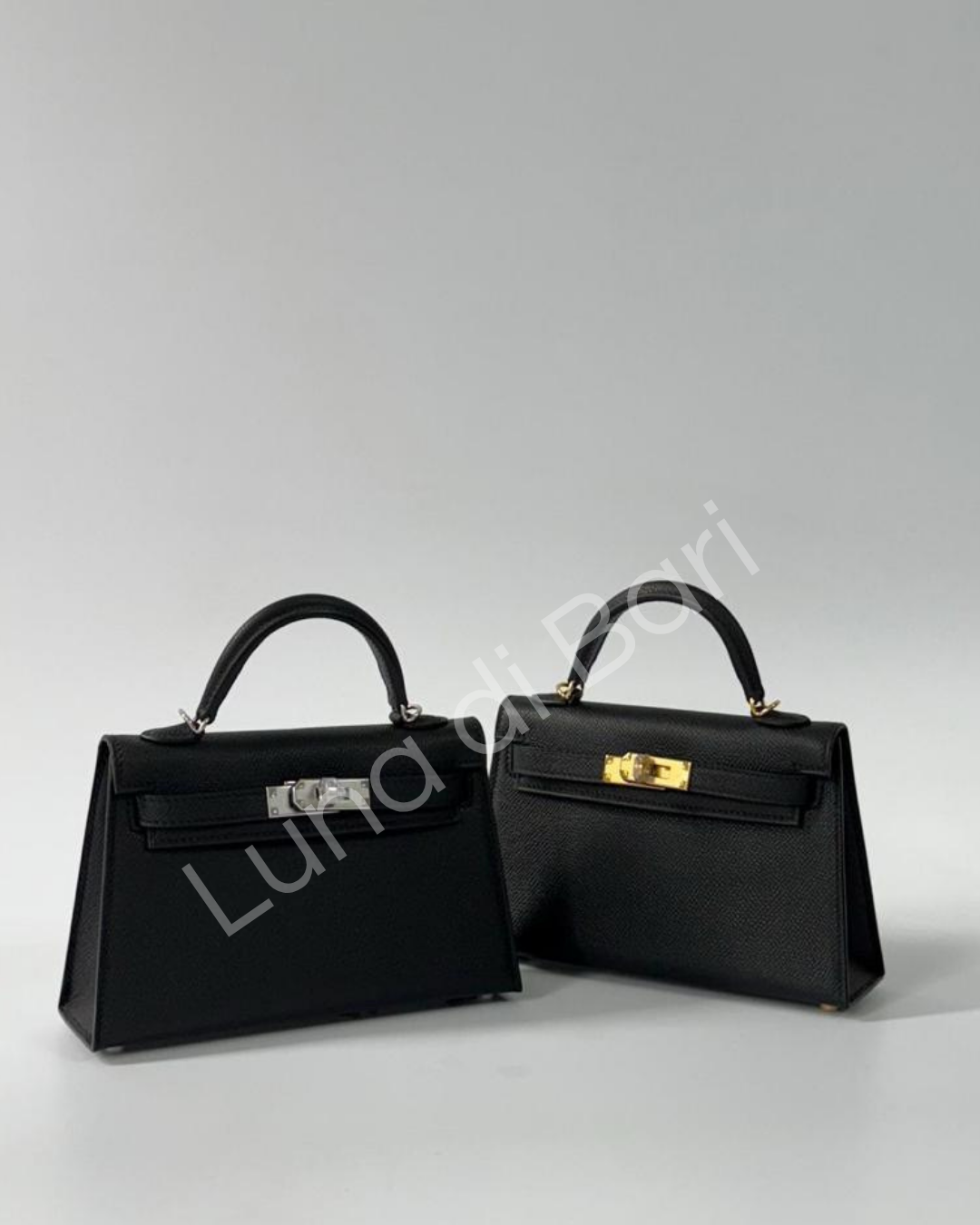 Bolsa Hermès Mini Kelly 20 preta em couro Epsom com ferragens douradas e alça de ombro.