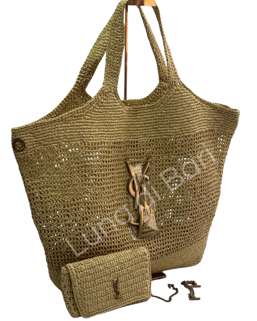 Bolsa YSL Icare Maxi Shopping Bag de Ráfia na cor natural, com alças de ombro e Monograma YSL oversized dourado no centro