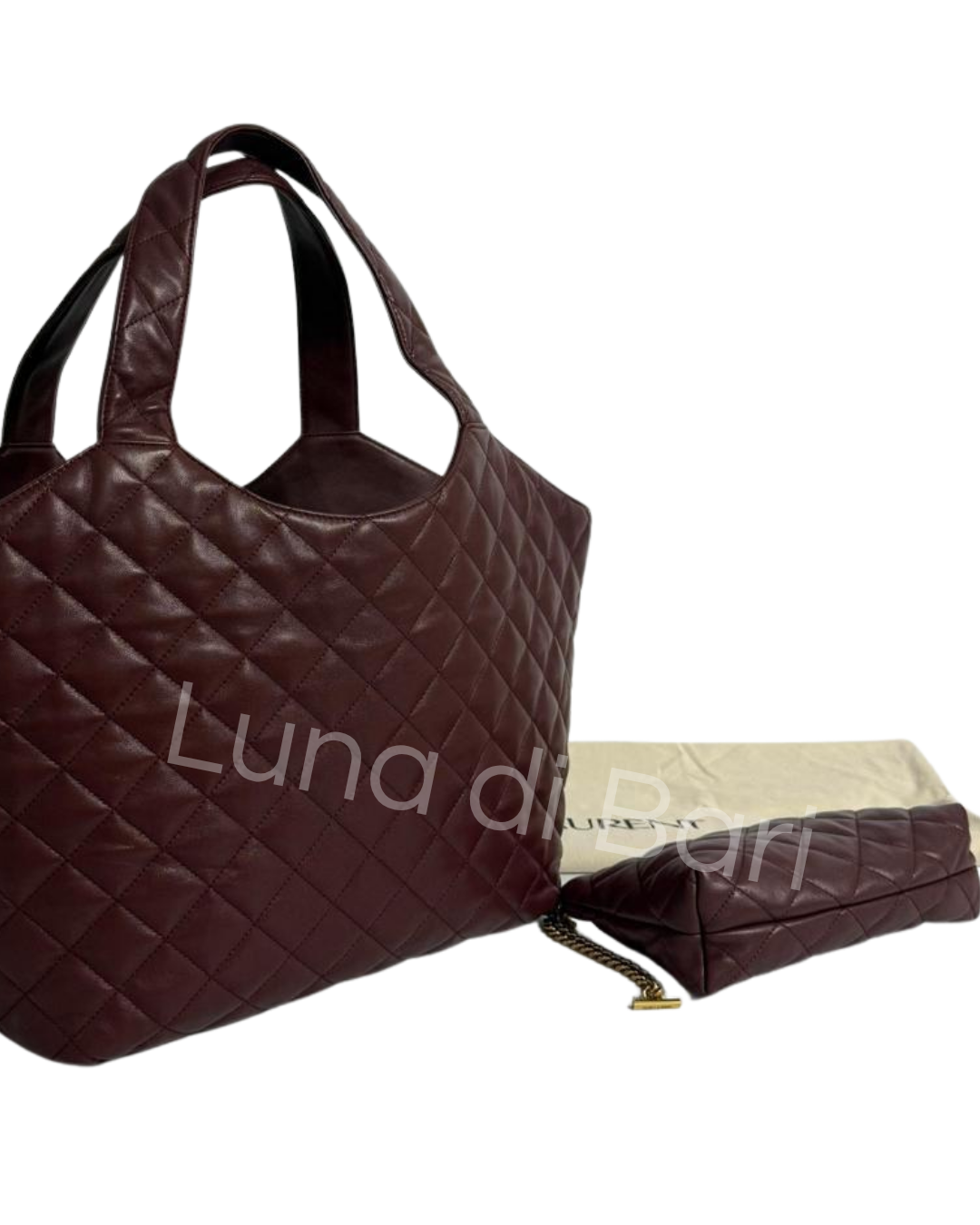 Bolsa tote Saint Laurent (YSL) grande Icare acolchoada na cor bordô (vinho) com o logo Cassandre YSL em metal dourado.