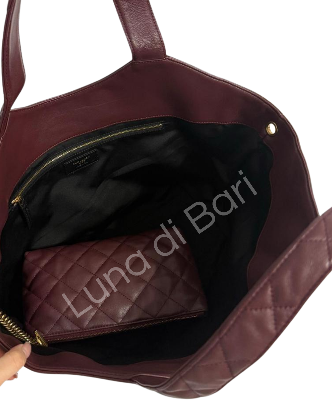 Bolsa tote Saint Laurent (YSL) grande Icare acolchoada na cor bordô (vinho) com o logo Cassandre YSL em metal dourado.