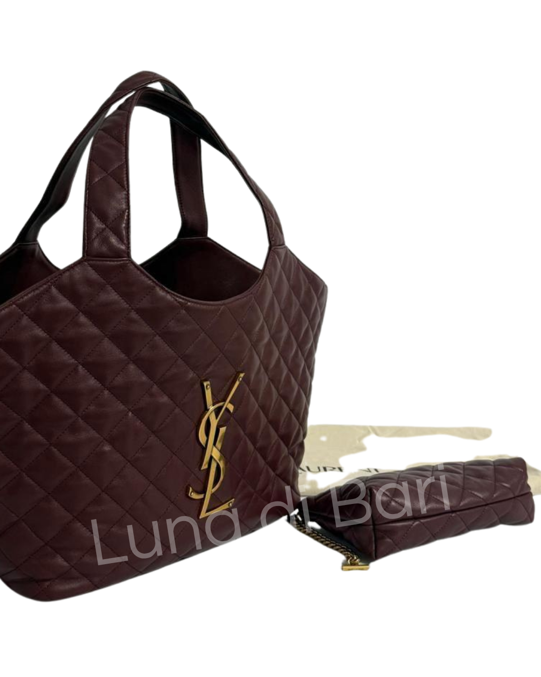Bolsa tote Saint Laurent (YSL) grande Icare acolchoada na cor bordô (vinho) com o logo Cassandre YSL em metal dourado.