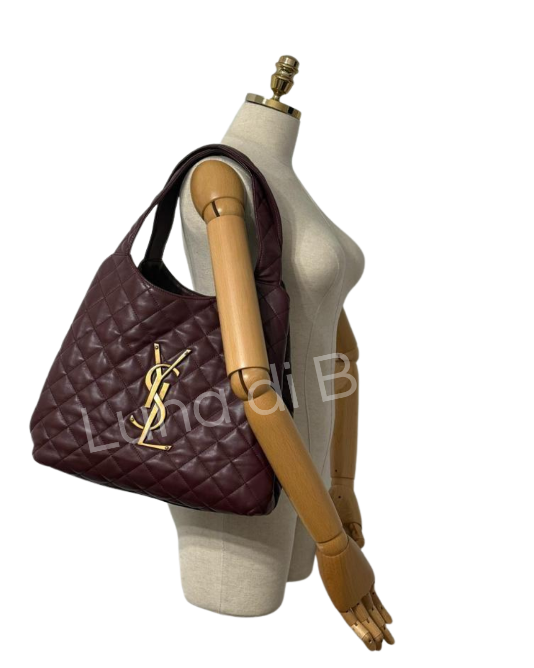 Bolsa tote Saint Laurent (YSL) grande Icare acolchoada na cor bordô (vinho) com o logo Cassandre YSL em metal dourado.