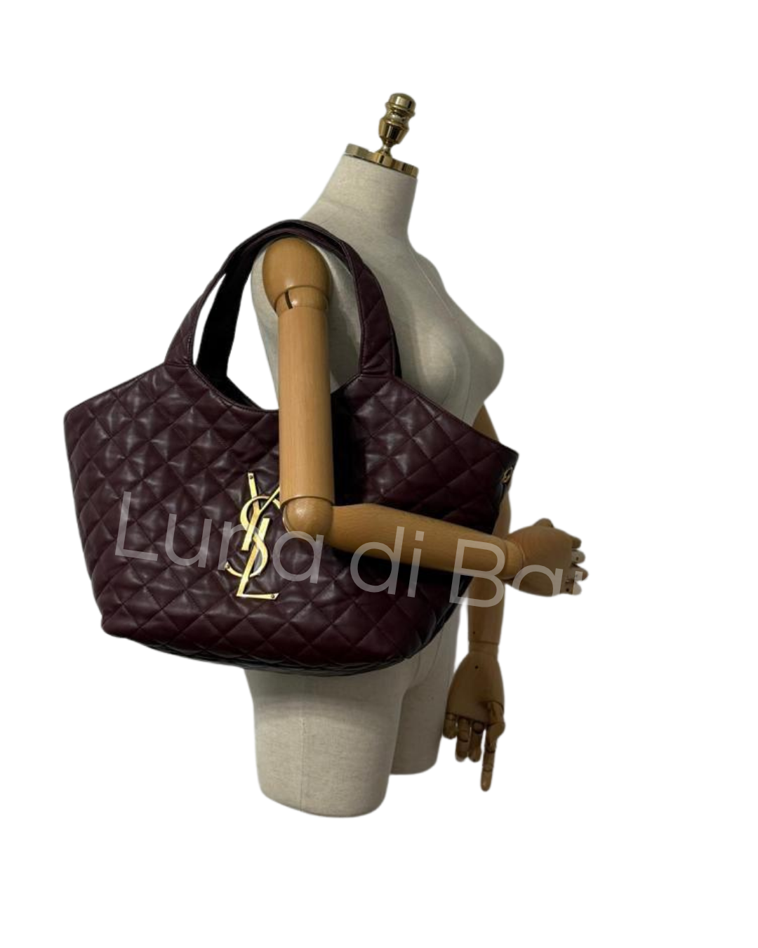 Bolsa tote Saint Laurent (YSL) grande Icare acolchoada na cor bordô (vinho) com o logo Cassandre YSL em metal dourado.