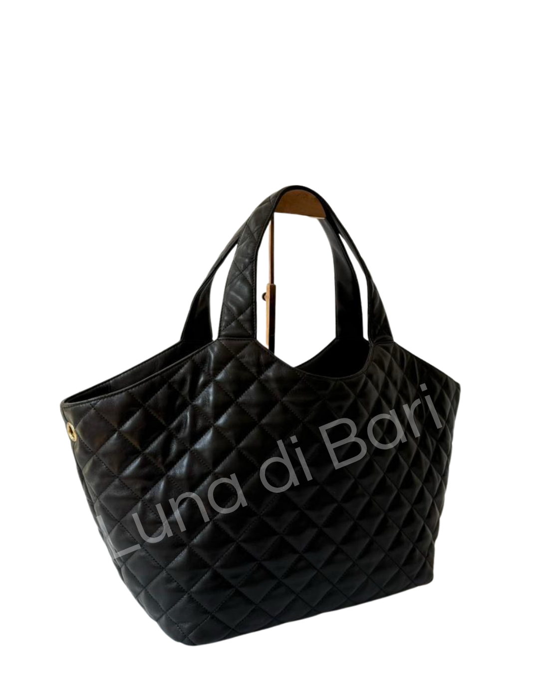 Bolsa tote grande Saint Laurent (YSL) Icare maxi acolchoada em couro nappa preto com logo YSL Cassandre dourado.