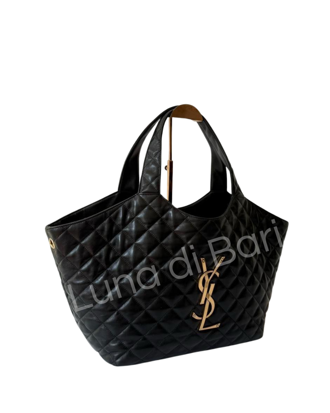 Bolsa tote grande Saint Laurent (YSL) Icare maxi acolchoada em couro nappa preto com logo YSL Cassandre dourado.