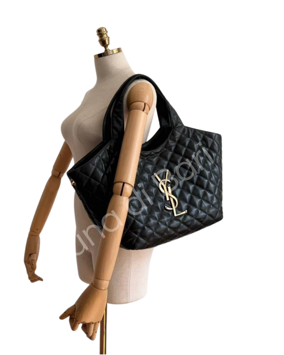 Bolsa tote grande Saint Laurent (YSL) Icare maxi acolchoada em couro nappa preto com logo YSL Cassandre dourado.