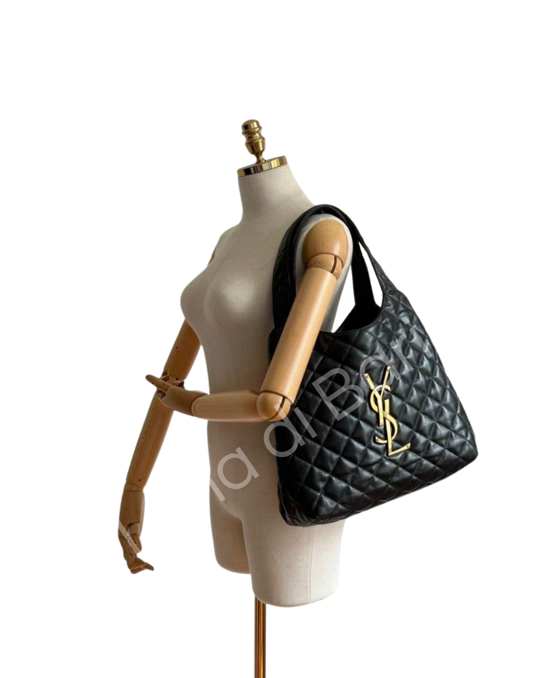 Bolsa tote grande Saint Laurent (YSL) Icare maxi acolchoada em couro nappa preto com logo YSL Cassandre dourado.