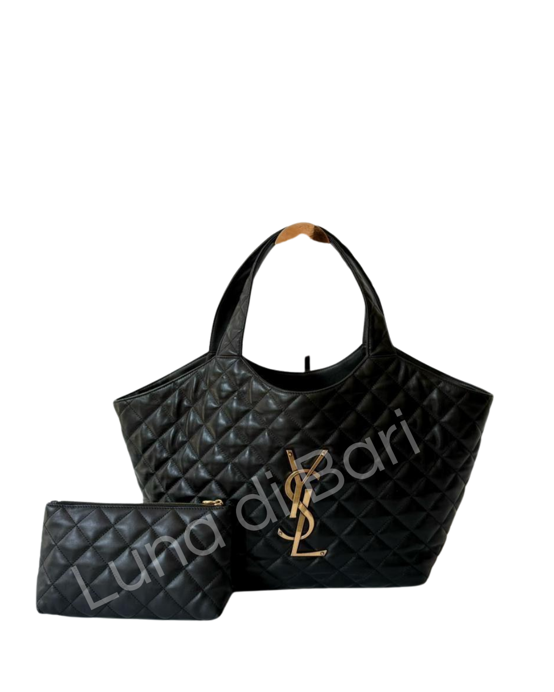 Bolsa tote grande Saint Laurent (YSL) Icare maxi acolchoada em couro nappa preto com logo YSL Cassandre dourado.