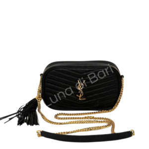 Bolsa Saint Laurent Lou Camera Bag matelassê preta, alça de corrente dourada, tassel (franja) e logo YSL.
