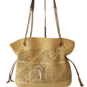 Bolsa YSL Jamie 4.3 em ráfia palha com monograma YSL dourado na parte frontal.