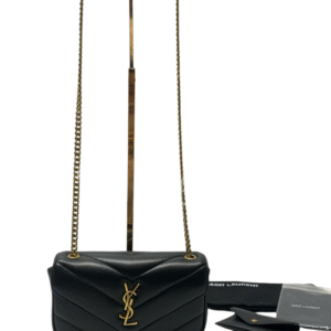 Bolsa Saint Laurent Loulou Toy em couro acolchoado chevron preto com logo YSL Cassandre dourado e alça de corrente dourada. Acompanha dust bag e porta-cartões.