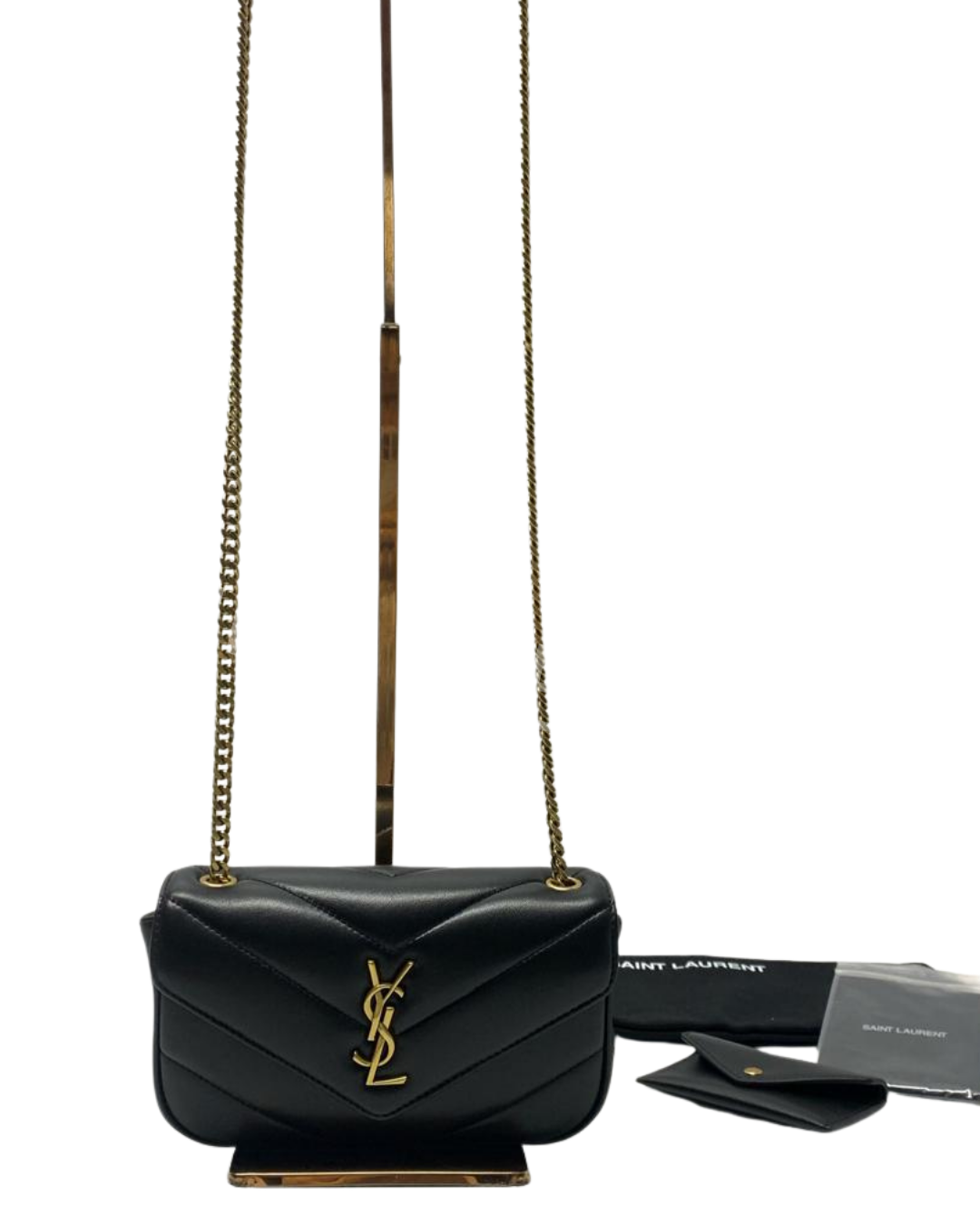 Bolsa Saint Laurent Loulou Toy em couro acolchoado chevron preto com logo YSL Cassandre dourado e alça de corrente dourada. Acompanha dust bag e porta-cartões.