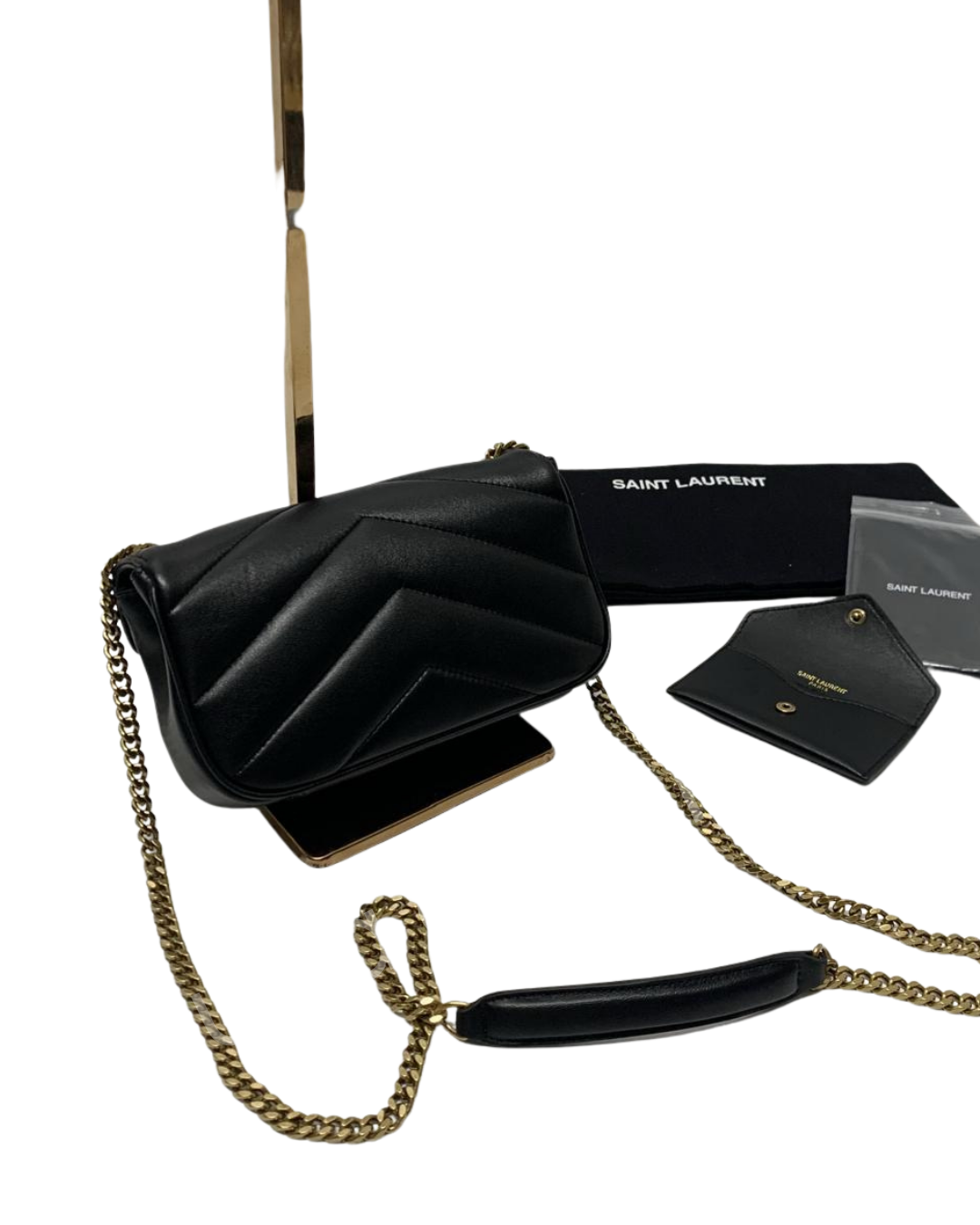 Bolsa Saint Laurent Loulou Toy preta com matelassê chevron e ferragens douradas. Logo YSL Cassandre visível. Acompanha acessórios e o logo "Luna di Bari".